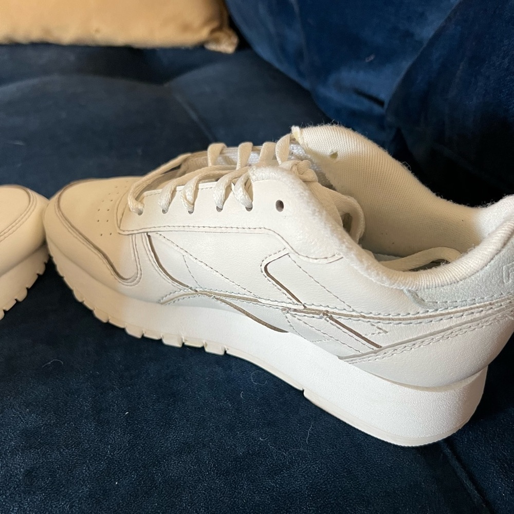 Reebok Classic Leather "Chalk/Chalk/Sea Grey" Women's Shoe **New** - Picture 2 of 9